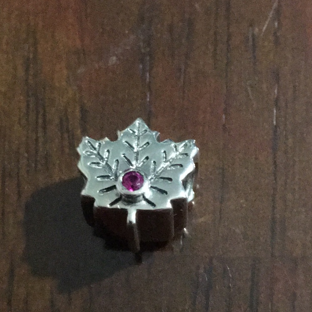 Pandora retired maple leaf charm 791215SRU